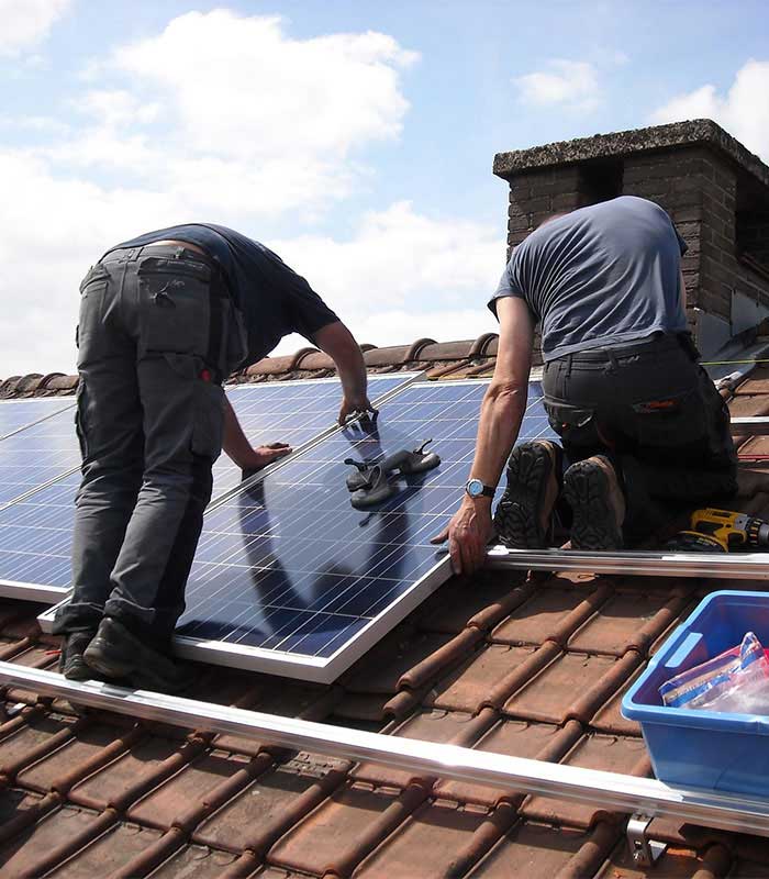 Instalación de paneles solares en techo residencial