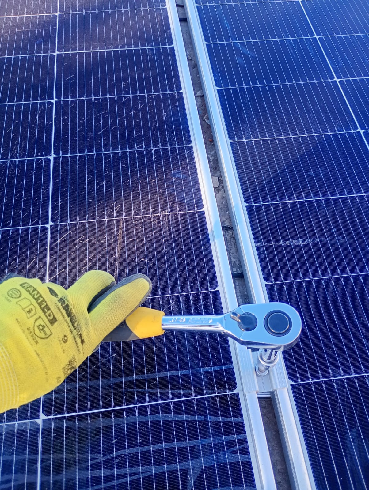 Proyecto de energía renovable en campo